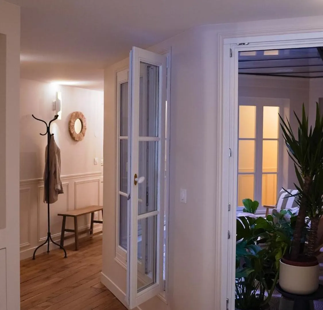 Vendome Parisian Elegance With A Patio Apartment